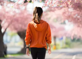 Après la cinquantaine, brûler plus de graisses en marchant lentement