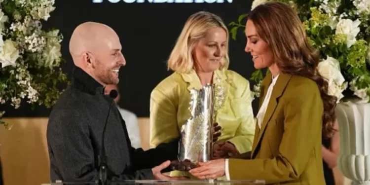 Kate Middleton étonne en Victoria Beckham pour récompenser les jeunes créateurs britanniques 2 - Le Progrès Egyptien Kate Middleton étonne en Victoria Beckham pour récompenser les jeunes créateurs britanniques 1 - Le Progrès Egyptien