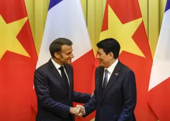 Macron en “ami sûr et fiable” du Vietnam face à Trump et Xi