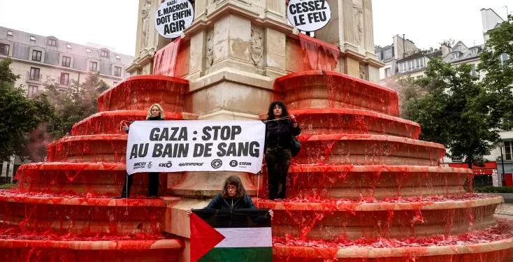 Une fontaine en rouge à Paris pour dire "stop au bain de sang" à Gaza 1 - Le Progrès Egyptien