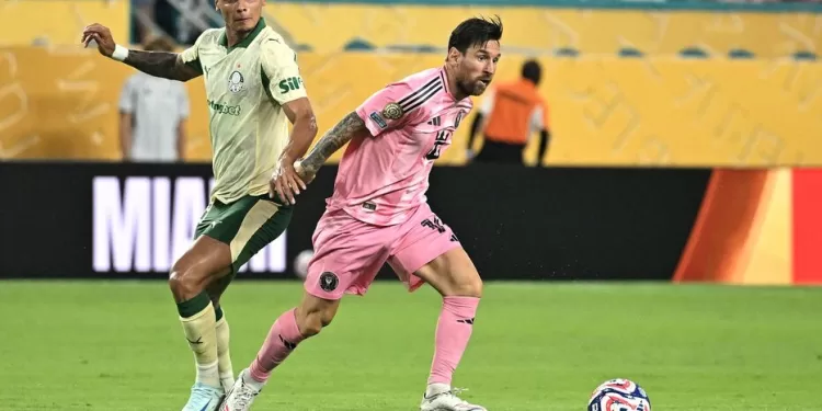 Le PSG affrontera l’Inter Miami de Lionel Messi en 8es de finale 1 - Le Progrès Egyptien Palmeiras' Colombian midfielder #08 Richard Rios fights for the ball with Inter Miami's Argentine forward #10 Lionel Messi during the FIFA Club World Cup 2025 Group A football match between US Inter Miami and Brazil's Palmeiras at the Hard Rock stadium in Miami on June 23, 2025. (Photo by PATRICIA DE MELO MOREIRA / AFP)
