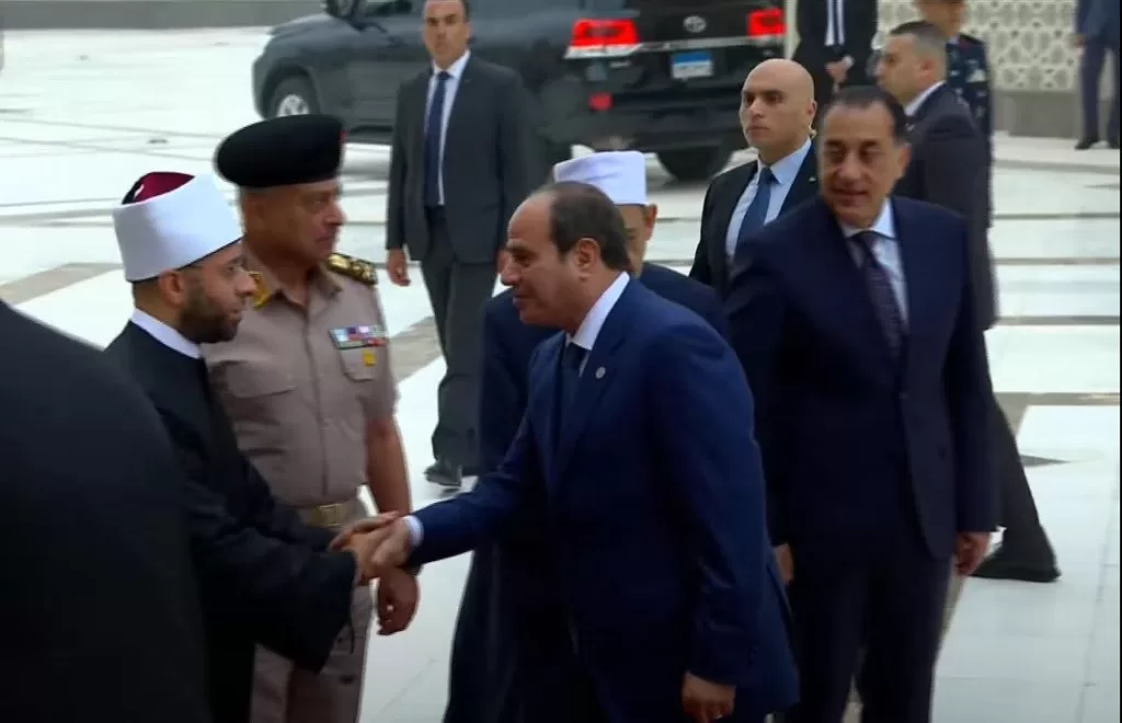 Al-Sissi accomplit la prière de l'Aïd à la mosquée Masjid Misr Al-Kabir (Photos) 16 - Le Progrès Egyptien Al-Sissi accomplit la prière de l'Aïd à la mosquée Masjid Misr Al-Kabir (Photos) 15 - Le Progrès Egyptien