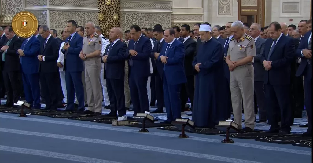 Al-Sissi accomplit la prière de l'Aïd à la mosquée Masjid Misr Al-Kabir (Photos) 6 - Le Progrès Egyptien Al-Sissi accomplit la prière de l'Aïd à la mosquée Masjid Misr Al-Kabir (Photos) 5 - Le Progrès Egyptien