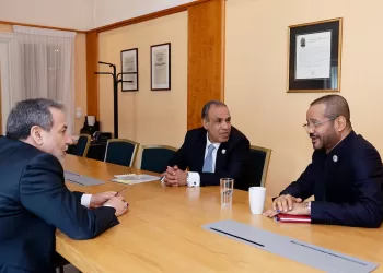 Le ministre des AE tient une réunion tripartite avec ses homologues d’Oman et d’Iran