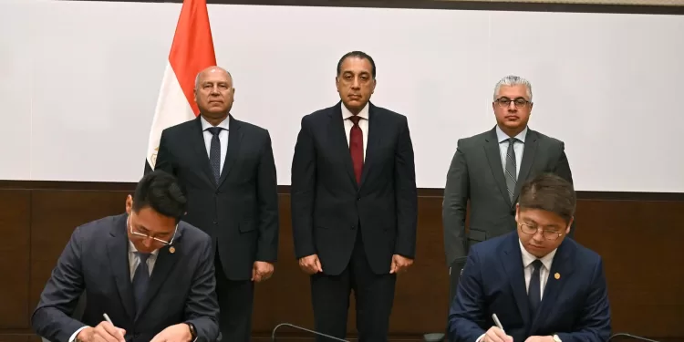 Contrat : Complexe solaire à Aïn Sokhna avec un investissement chinois de 200 millions de dollars 2 - Le Progrès Egyptien Contrat : Complexe solaire à Aïn Sokhna avec un investissement chinois de 200 millions de dollars 1 - Le Progrès Egyptien