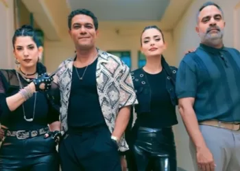 Asser, Asmaa, Chahine et Carmen en cache-cache avec le chat