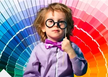 Bleu, blanc et noir, couleurs que portent les personnes les plus intelligentes