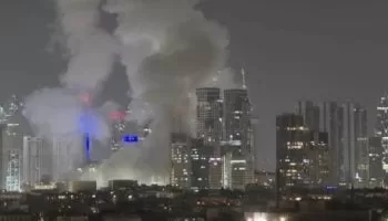 Violents affrontements aériens et épaisses colonnes de fumée au-dessus de Tel-Aviv