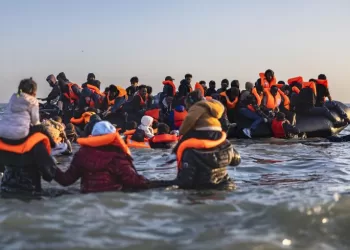 Traversées de la Manche: sur la plage, la foule des élus et des déçus