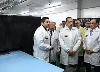 Madbouli visite une usine de fabrication d’écrans de télévision à Six Octobre