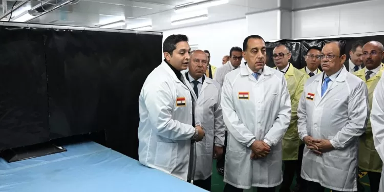 Madbouli visite une usine de fabrication d’écrans de télévision à Six Octobre 1 - Le Progrès Egyptien