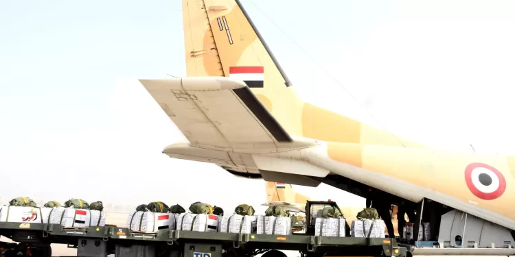 L'Égypte largue des tonnes d'aide humanitaire sur la bande de Gaza 1 - Le Progrès Egyptien