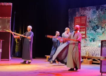 «Le toit haut»: Une maison, un monde, une mémoire – chronique théâtrale depuis le cœur d’Assiout