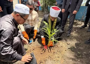 Le ministre des Waqfs plante « l’arbre égyptien » aux Philippines