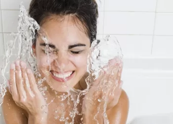 Se laver le visage à l’eau le matin est-il suffisant ?
