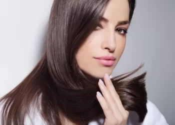 Utiliser un gloss pour cheveux