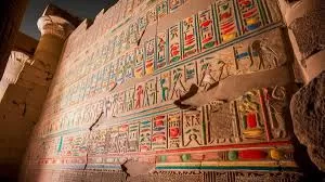 Découverte spectaculaire: Un mur aux hiéroglyphes colorés émerveille le monde 6 - Le Progrès Egyptien Découverte spectaculaire: Un mur aux hiéroglyphes colorés émerveille le monde 5 - Le Progrès Egyptien