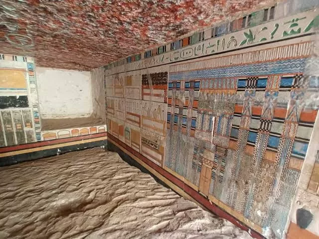 Découverte spectaculaire: Un mur aux hiéroglyphes colorés émerveille le monde 4 - Le Progrès Egyptien Découverte spectaculaire: Un mur aux hiéroglyphes colorés émerveille le monde 3 - Le Progrès Egyptien