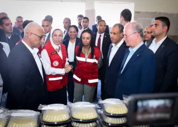 Le ministre des Affaires étrangères et le Premier ministre palestinien visitent le « cuisine humanitaire » de Sheikh Zuweid