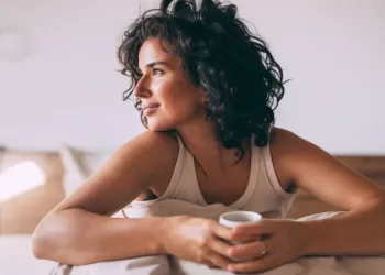 Boire son café à jeun favorise le stockage des graisses