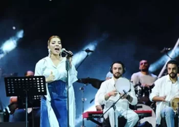 Assala remercie l’Égypte lors de son concert au Festival d’Al-Alamein