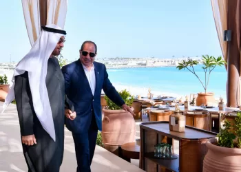 Al-Sissi et Ben Zayed partagent un moment convivial au bord de la Méditerranée