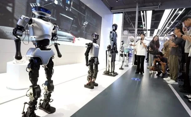 Chine : Premier centre commercial de vente de robots humanoïdes 2 - Le Progrès Egyptien Chine : Premier centre commercial de vente de robots humanoïdes 1 - Le Progrès Egyptien