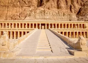 Hatchepsout: L’éternité au féminin dans la pierre des pharaons