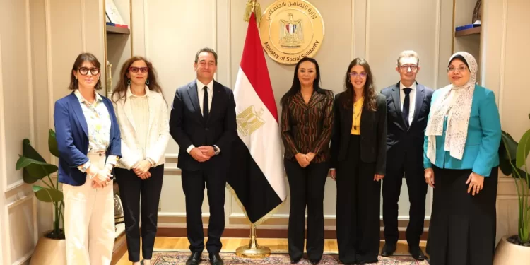 La ministre de la Solidarité sociale reçoit l'ambassadeur de France 1 - Le Progrès Egyptien