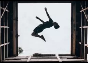 Parkour et paddle, deux sports en essor parmi les jeunes