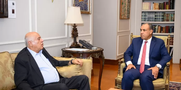 Abdel Aati reçoit un haut responsable du Fatah pour discuter de la situation en Palestine 2 - Le Progrès Egyptien Abdel Aati reçoit un haut responsable du Fatah pour discuter de la situation en Palestine 1 - Le Progrès Egyptien