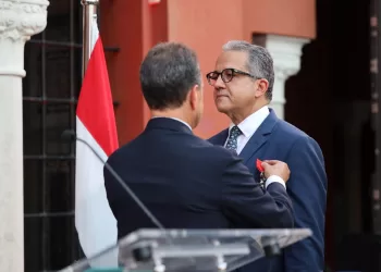 L’ambassadeur de France décerne Khaled Al-Anani de la légion d’honneur