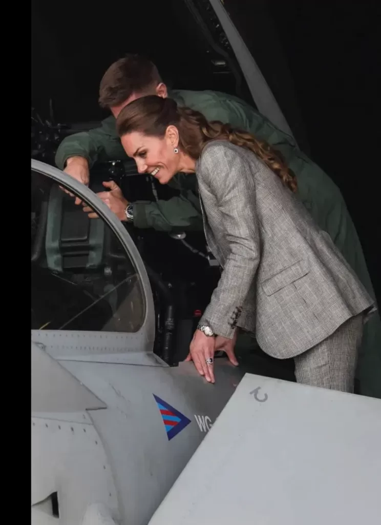 La commodore Kate Middleton dans un look intégralement gris 8 - Le Progrès Egyptien La commodore Kate Middleton dans un look intégralement gris 7 - Le Progrès Egyptien