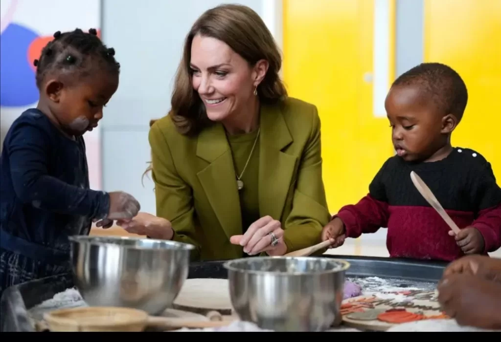 Entourée d’enfants, Kate Middleton surprend dans un total-look vert 4 - Le Progrès Egyptien Entourée d’enfants, Kate Middleton surprend dans un total-look vert 3 - Le Progrès Egyptien