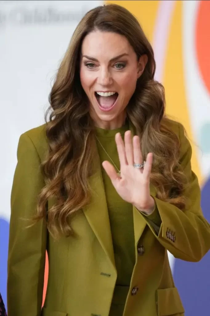 Entourée d’enfants, Kate Middleton surprend dans un total-look vert 6 - Le Progrès Egyptien Entourée d’enfants, Kate Middleton surprend dans un total-look vert 5 - Le Progrès Egyptien