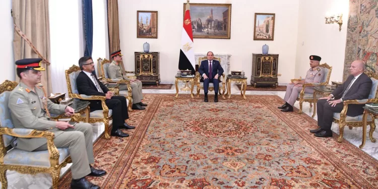 Al-Sissi reçoit le chef d’état-major de l’armée de terre pakistanaise 2 - Le Progrès Egyptien Al-Sissi reçoit le chef d’état-major de l’armée de terre pakistanaise 1 - Le Progrès Egyptien