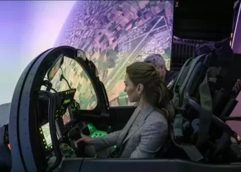 La commodore Kate Middleton dans un look intégralement gris