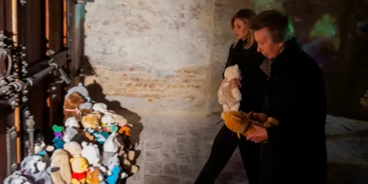 Émue, la princesse Anne au chevet des enfants ukrainiens 2 - Le Progrès Egyptien Émue, la princesse Anne au chevet des enfants ukrainiens 1 - Le Progrès Egyptien