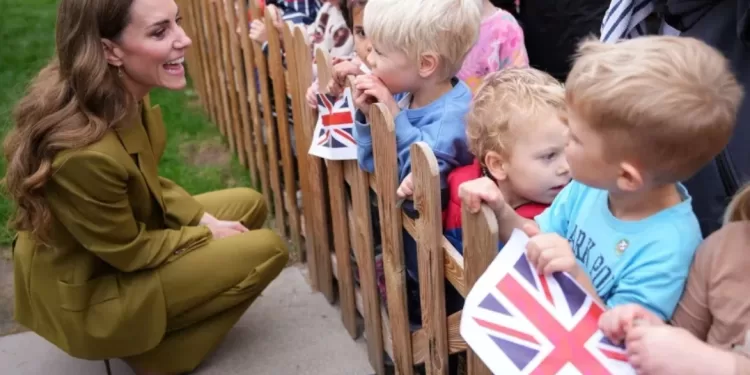 Entourée d’enfants, Kate Middleton surprend dans un total-look vert 2 - Le Progrès Egyptien Entourée d’enfants, Kate Middleton surprend dans un total-look vert 1 - Le Progrès Egyptien