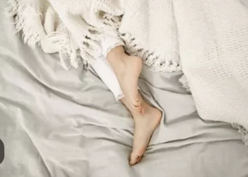 Pourquoi on dort mieux avec un pied qui sort de la couette?
