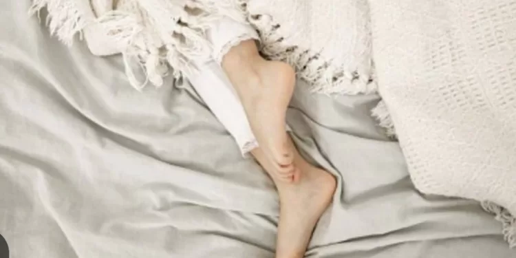 Pourquoi on dort mieux avec un pied qui sort de la couette? 1 - Le Progrès Egyptien