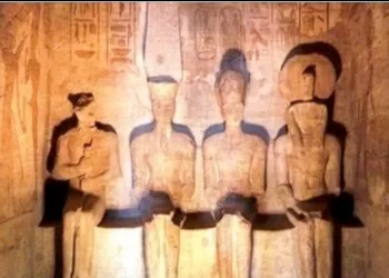 Soleil perpendiculaire sur la statue du roi Ramsès 6 - Le Progrès Egyptien Soleil perpendiculaire sur la statue du roi Ramsès