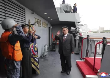 Corée du Nord: Kim Jong Un inspecte un nouveau destroyer de 5.000 tonnes