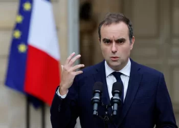 Lecornu, reconduit par Macron, dans une course contre la montre pour former un gouvernement