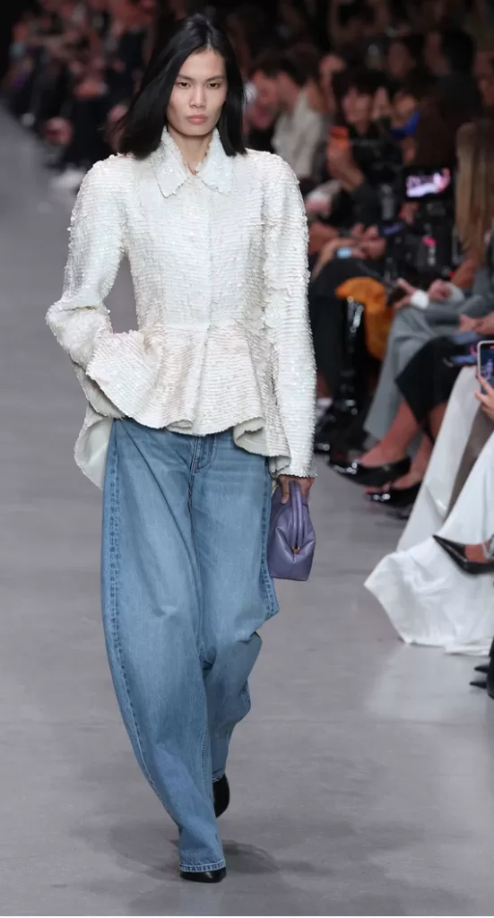 Paris : La Semaine de la mode réinvente les codes de l’élégance avec une touche de folie créative ! 10 - Le Progrès Egyptien Paris : La Semaine de la mode réinvente les codes de l’élégance avec une touche de folie créative ! 9 - Le Progrès Egyptien