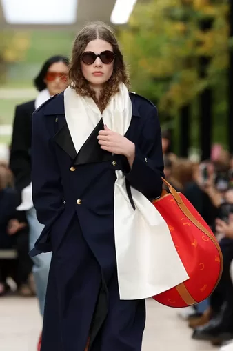 Paris : La Semaine de la mode réinvente les codes de l’élégance avec une touche de folie créative ! 4 - Le Progrès Egyptien Paris : La Semaine de la mode réinvente les codes de l’élégance avec une touche de folie créative ! 3 - Le Progrès Egyptien