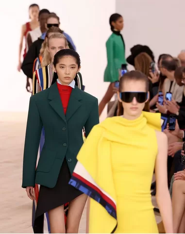 Paris : La Semaine de la mode réinvente les codes de l’élégance avec une touche de folie créative ! 8 - Le Progrès Egyptien Paris : La Semaine de la mode réinvente les codes de l’élégance avec une touche de folie créative ! 7 - Le Progrès Egyptien