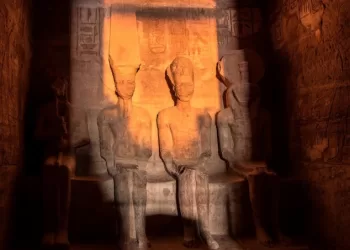 Le soleil illumine le visage de Ramsès II à Abou Simbel 5 - Le Progrès Egyptien Le soleil illumine le visage de Ramsès II à Abou Simbel