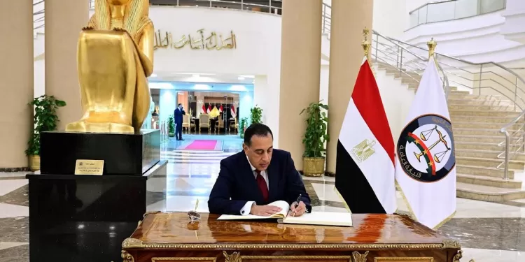 Le PM assiste à la remise des lingots d’or saisis à la BCE 2 - Le Progrès Egyptien Le PM assiste à la remise des lingots d’or saisis à la BCE 1 - Le Progrès Egyptien