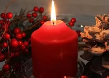 Rouge passion: Le secret des bougies qui stimulent énergie, courage et prospérité